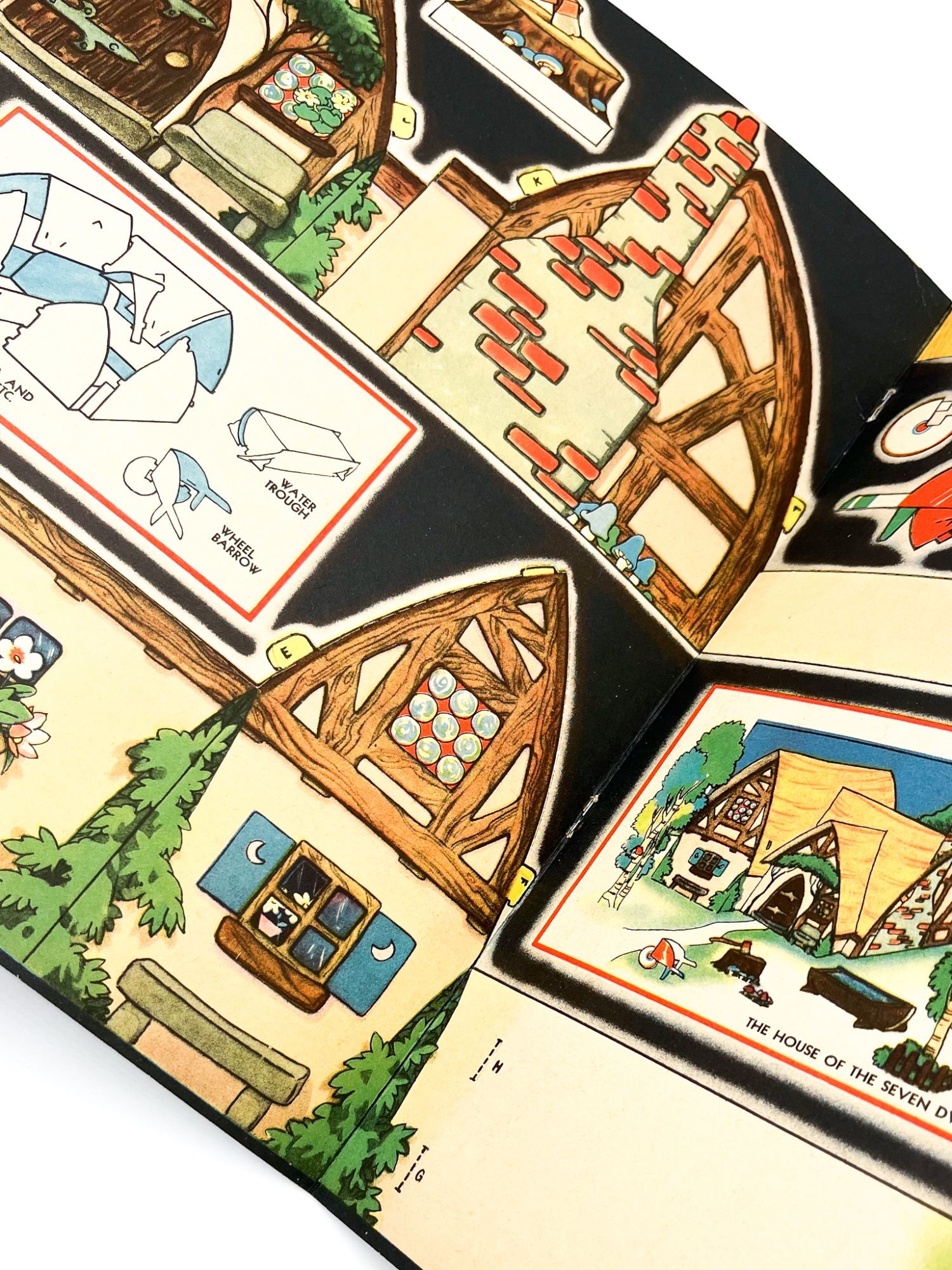 SNOW WHITE AND THE SEVEN DWARFS CUT-OUT BOOK | Walt Disney Studios