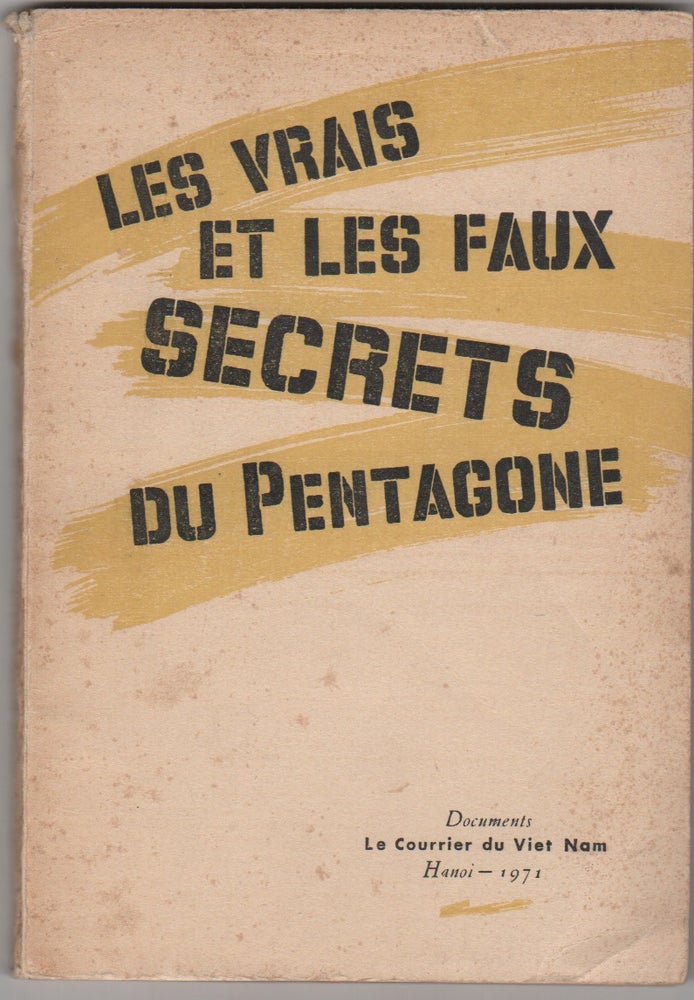 Item #42966 LES VRAIS ET LES FAUX SECRETS DU PENTAGONE ["The True and False Secrets of the Pentagon"]. Vietnam War.