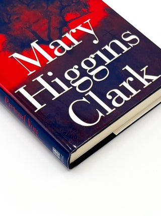 PRETEND YOU DON'T SEE HER. Mary Higgins Clark.