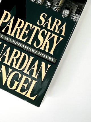 GUARDIAN ANGEL. Sara Paretsky.