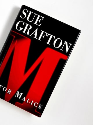 M IS FOR MALICE. Sue Grafton.