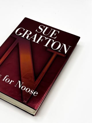 N IS FOR NOOSE. Sue Grafton.