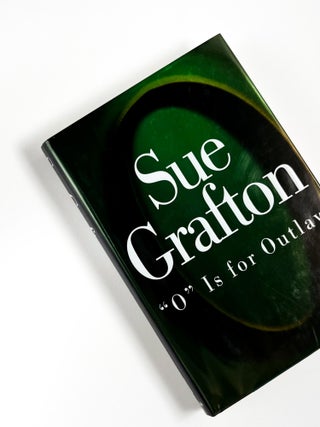 O IS FOR OUTLAW. Sue Grafton.