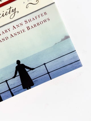 THE GUERNSEY LITERARY AND POTATO PEEL PIE SOCIETY. Mary Ann Shaffer, Anne Barrows.